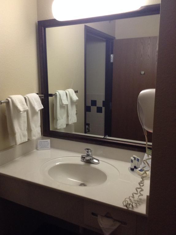 Americinn By Wyndham Republic Ngoại thất bức ảnh